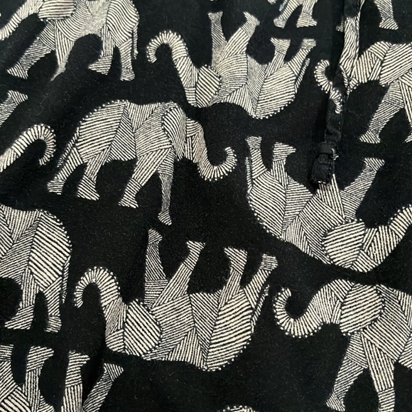 So my size, large, black elephant tank top - Picture 3 of 6